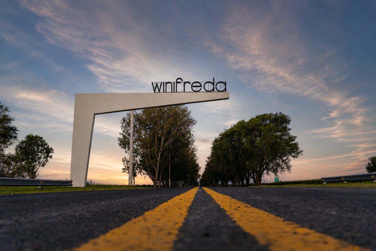 Arco de acceso a Winifreda al atardecer, sobre la Ruta Nacional 35