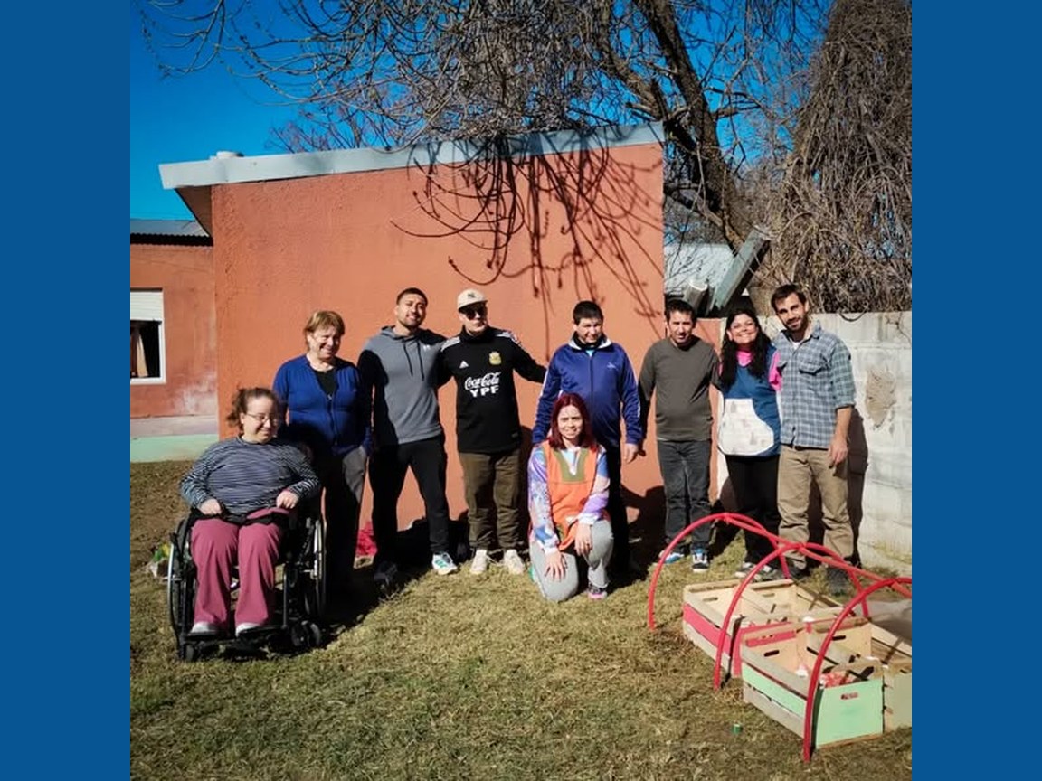 Grupo de participantes del programa Eliminando Barreras en la jornada Manos en la Tierra, armando su propia huerta