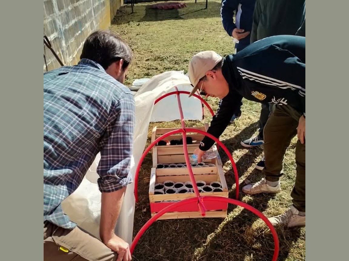 Participantes armando los canteros de la huerta en la jornada Manos en la Tierra