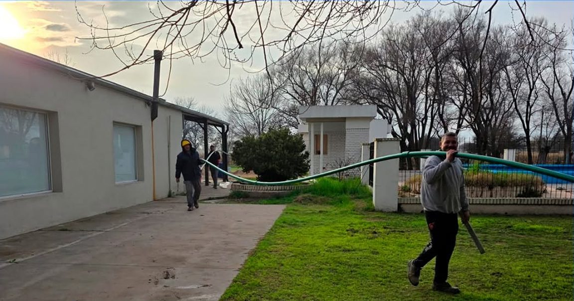 Operarios trabajando en el tendido de agua y electricidad del camping del Parque Recreativo
