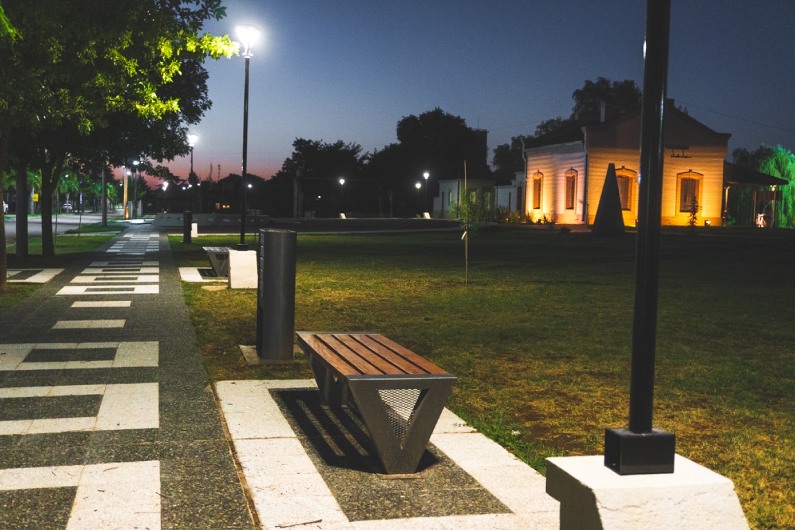 La Casa de la Cultura de Winifreda vista de noche desde el paseo del parque