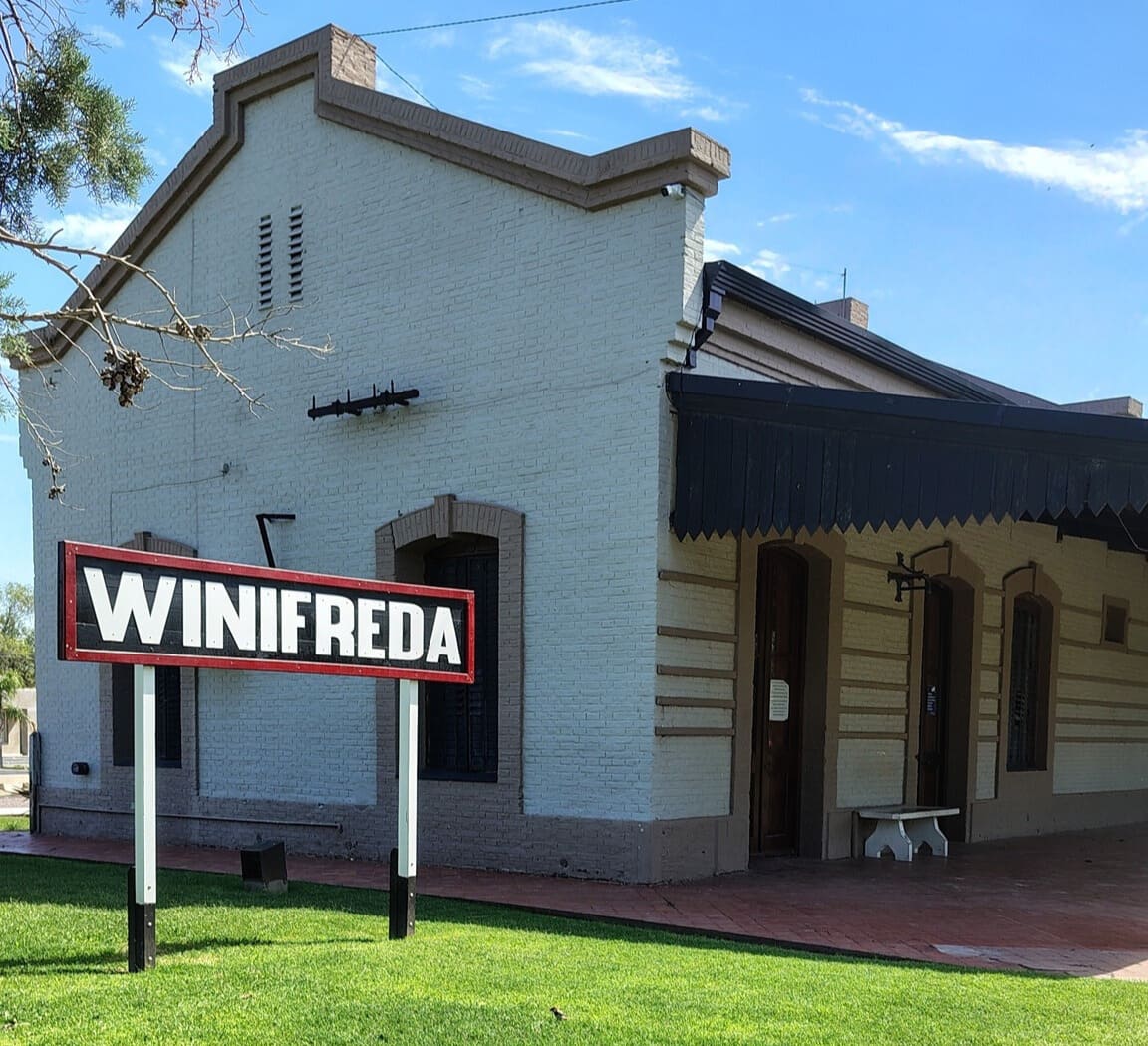 Antigua estación de ferrocarril de Winifreda, hoy Casa de la Cultura, con el cartel ferroviario original