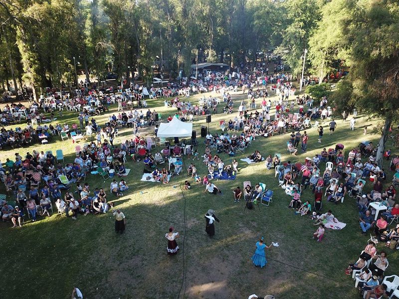 Vista aérea de la Fiesta Provincial del Mate en el Vivero Municipal, con ballet folklórico y el público sentado en el césped