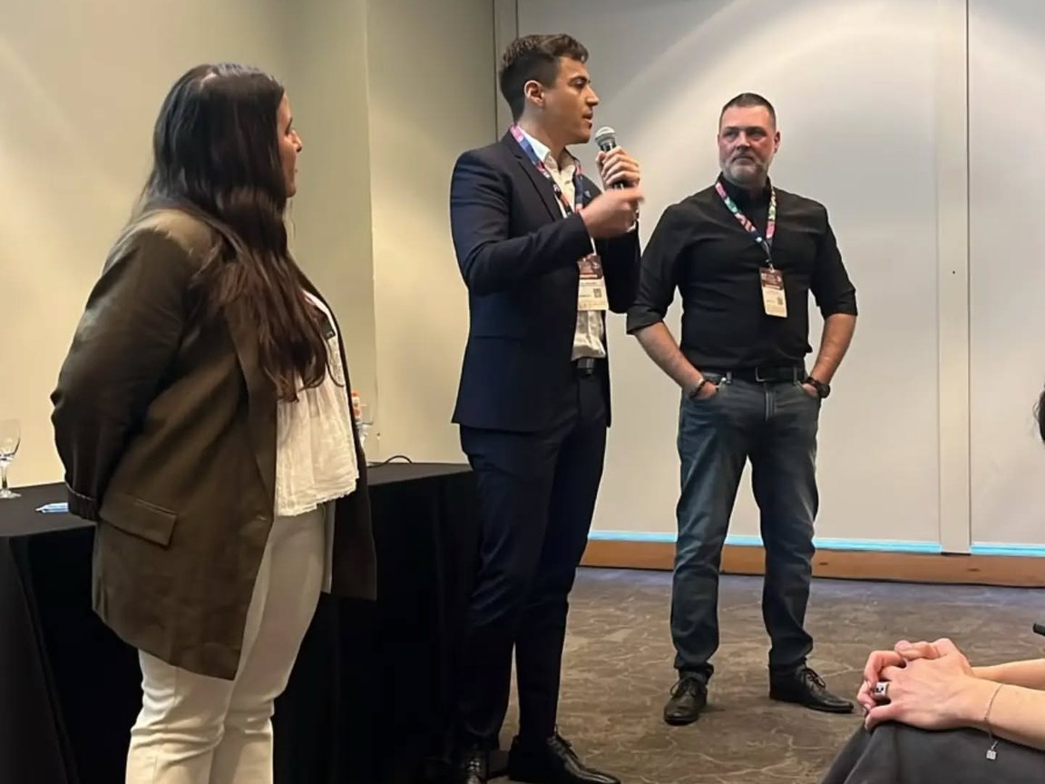 Una charla con micrófono en uno de los salones de la FIT