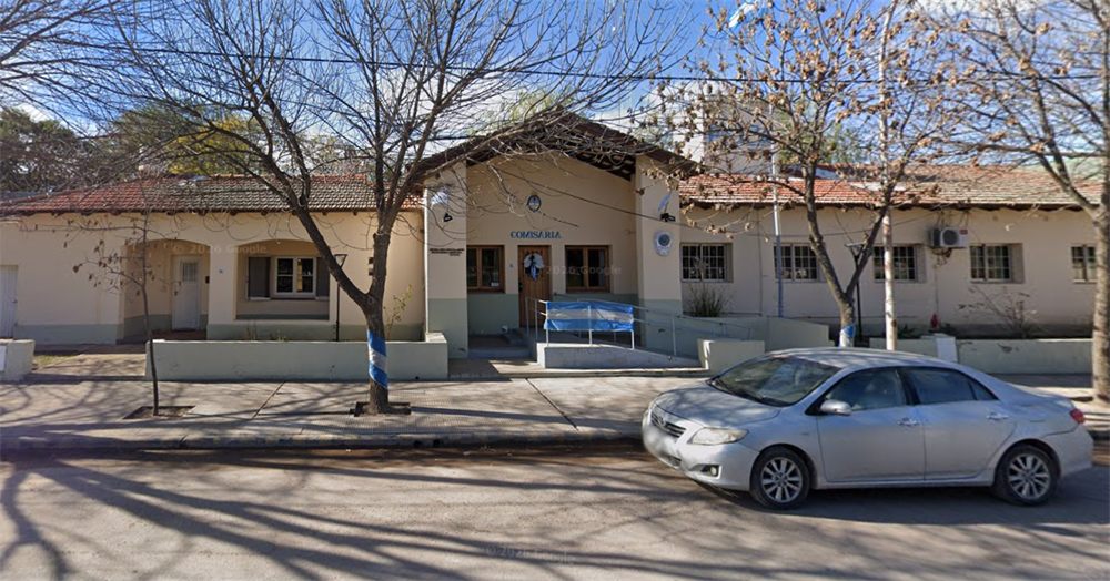 Frente de la Comisaría de Winifreda