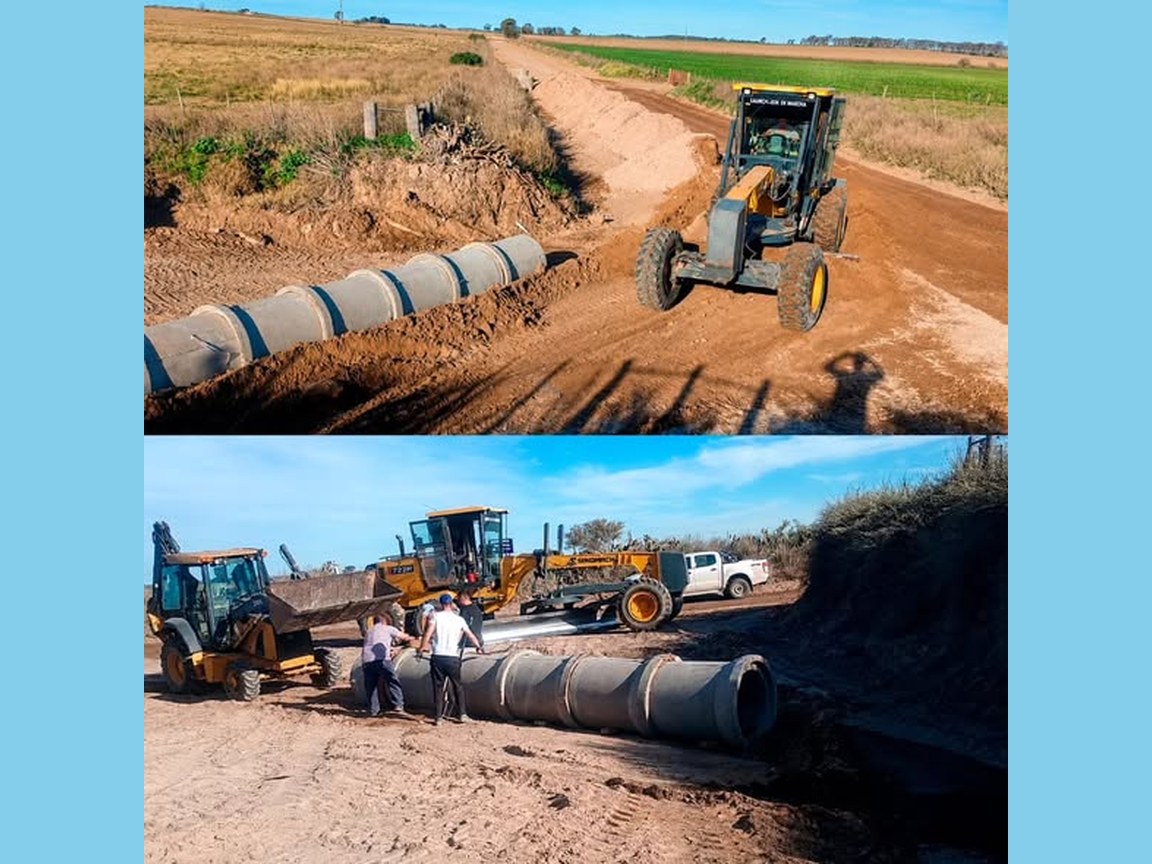 Maquinaria vial y caños para la obra de alcantarillado en calle San Martín al fondo