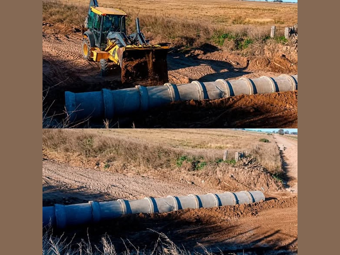 Operarios colocando los caños de la obra de alcantarillado en Circunvalación Sur