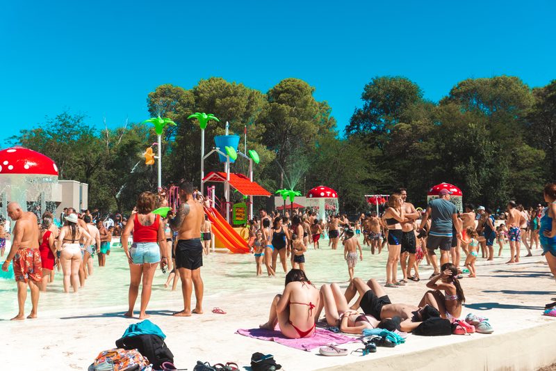 Sector de juegos de agua del Parque Acuático Municipal en temporada
