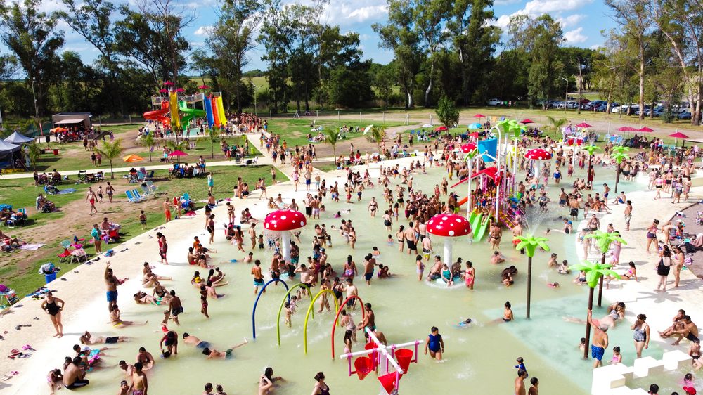 Vista aérea del Parque Acuático Municipal colmado de visitantes durante la temporada