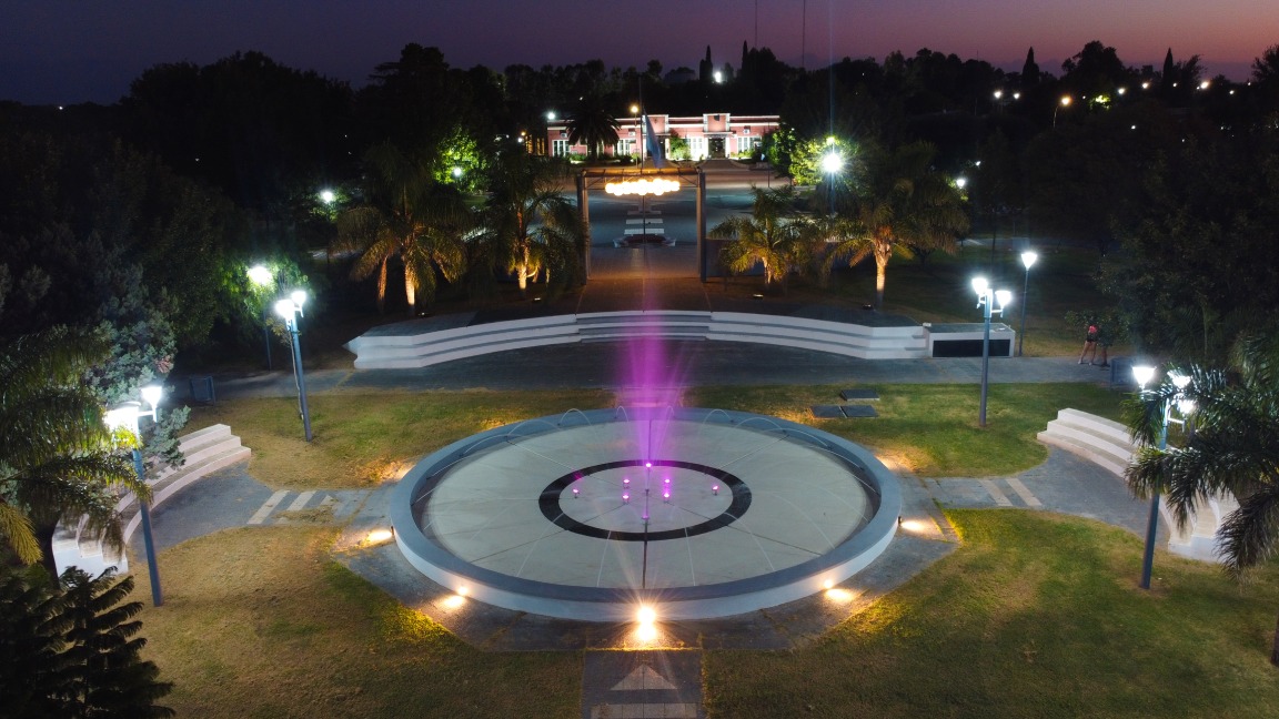 Fuente iluminada en un paseo de Winifreda, de noche