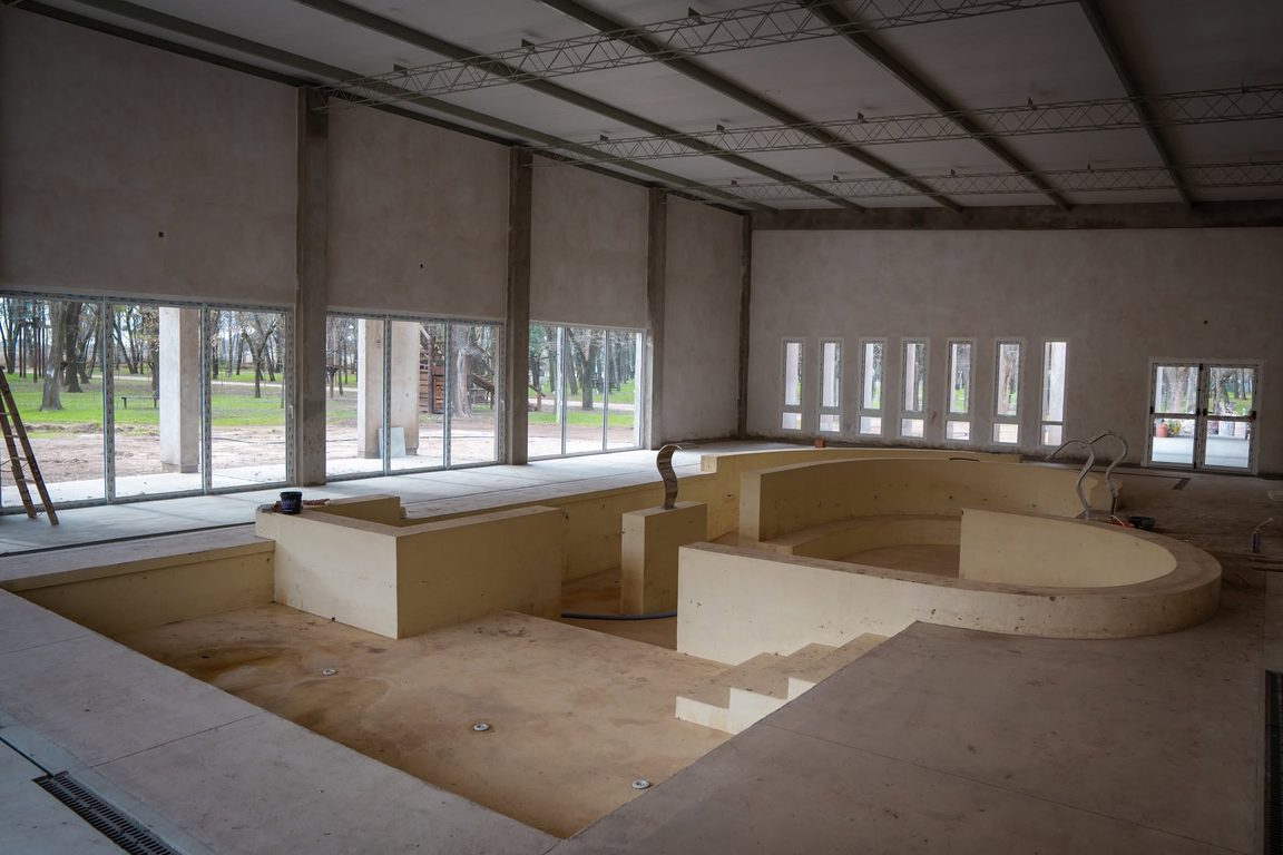 Interior de las piletas techadas del Parque Acuático en construcción, con la colocación de las aberturas de PVC