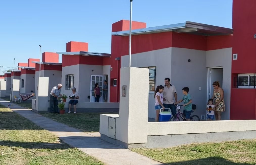 Viviendas del plan habitacional en Winifreda, con vecinos en el frente de las casas